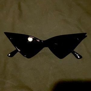 Sharp cat eye sunglasses